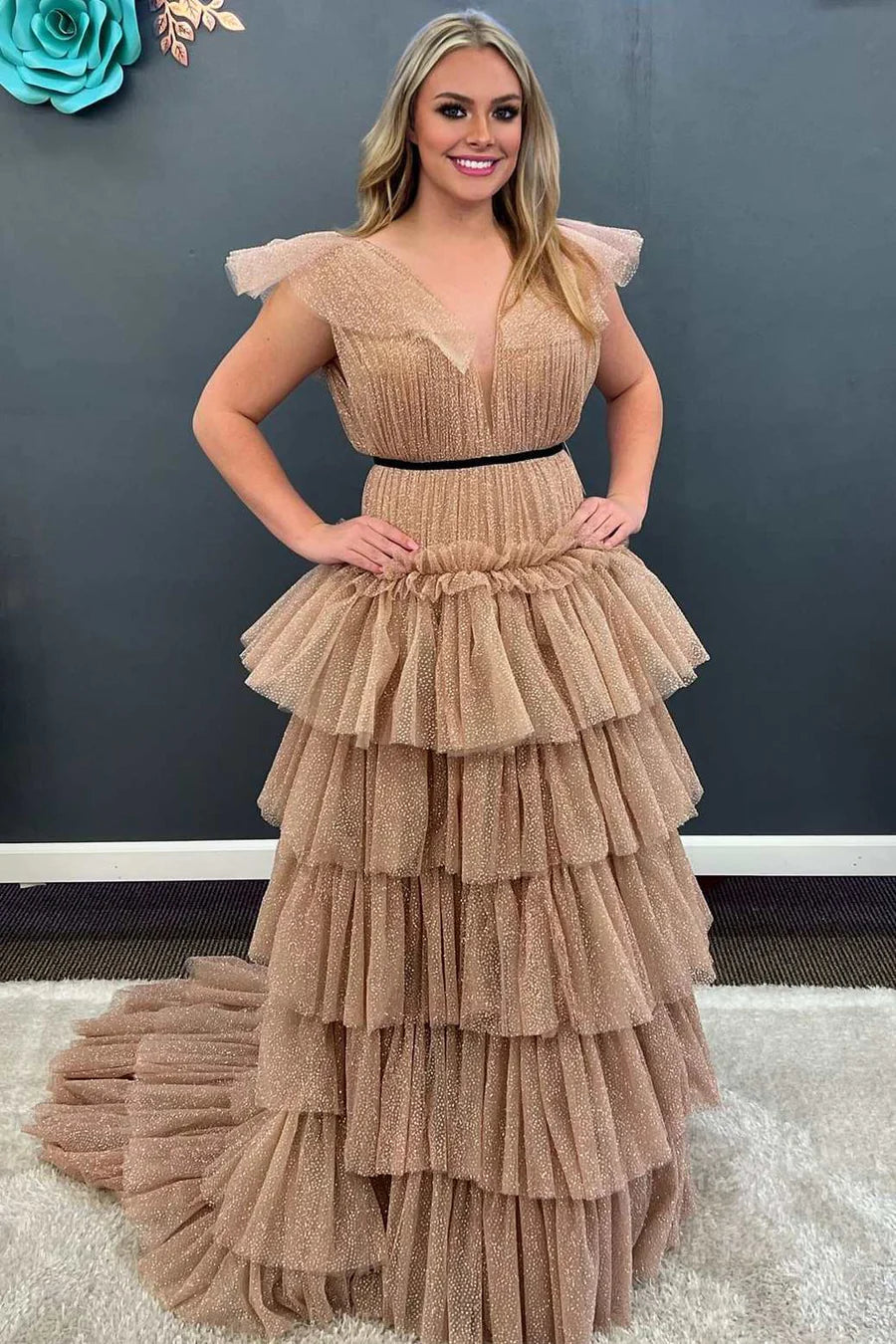 Vestido de fiesta multicapa con escote en V profundo, corte A y volantes